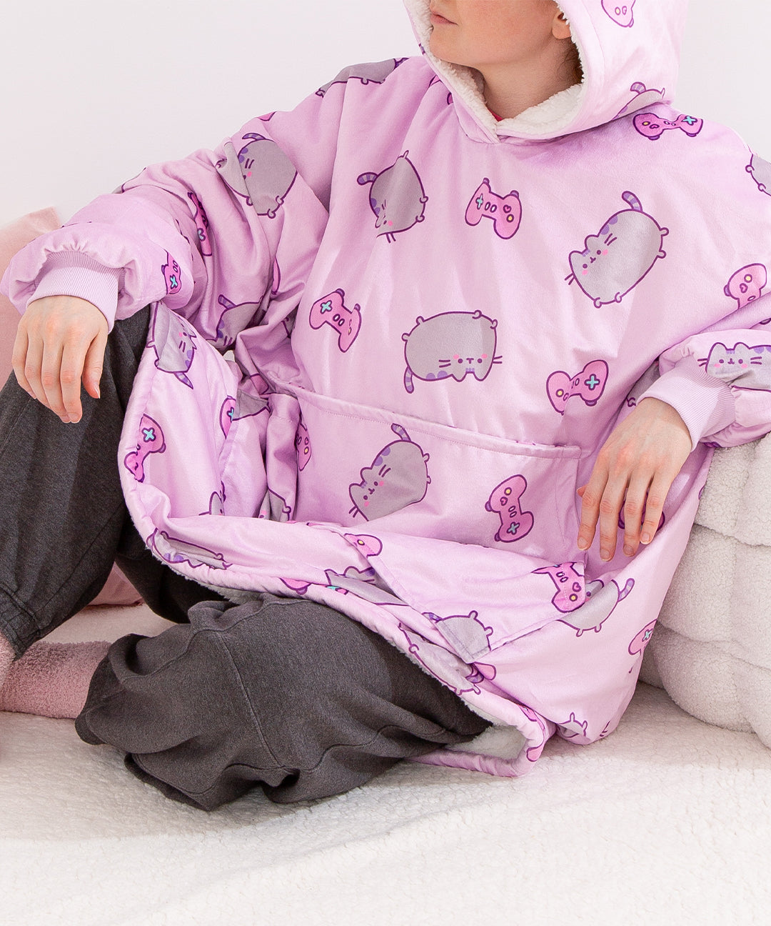 Gamer_Pusheen_Wearable_Blanket_Hoodie_006_WEB