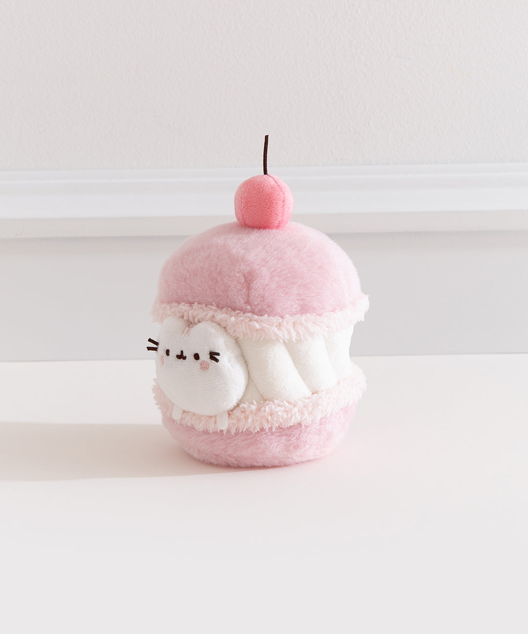 PusheenSweetsCherryMacaronPlush2-pcEnvironment_002_web